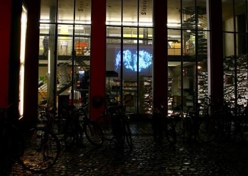 Screening behind glass facade - WAS WEISS ICH!